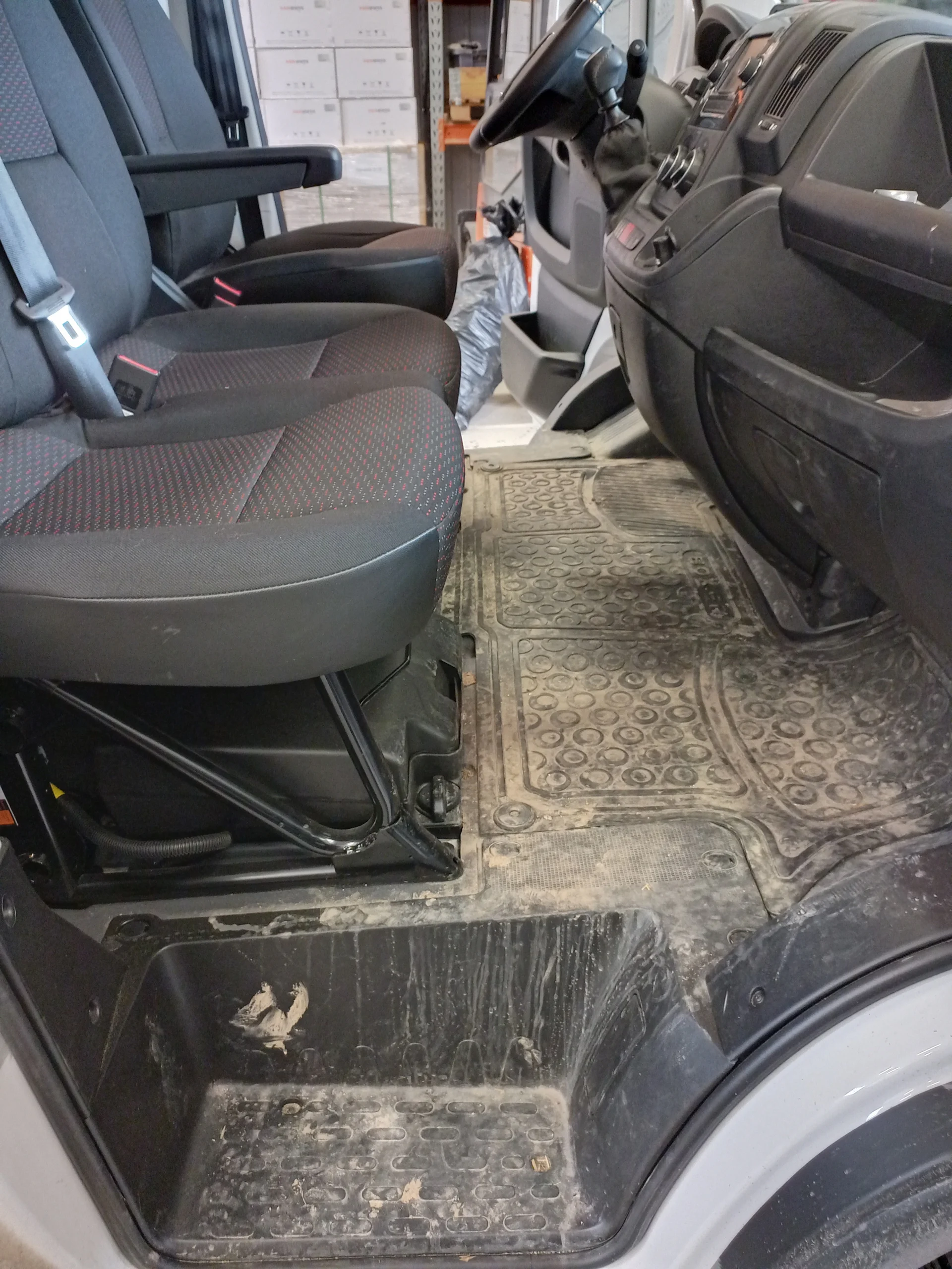 Työpakettiauton sisäpuhdistus Tampere – ohjaamon lattia ennen puhdistusta